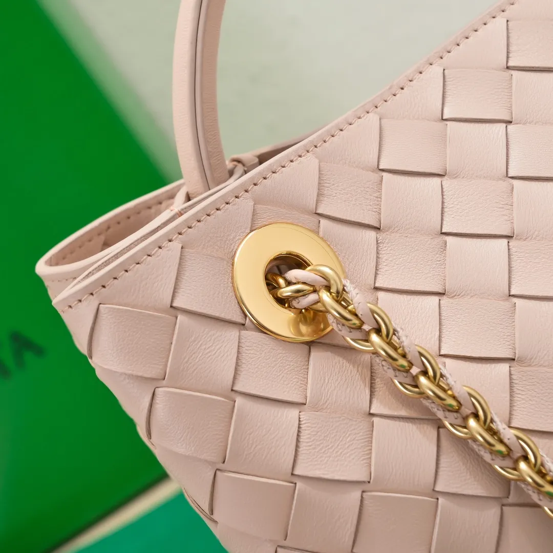 Batch 1960 BOTTEGA VENETA 2024 spring and summer new small ANDIAMO chain bag is also available! 🔥🔥I believe many friends have been waiting for a long time. The metallic chain adds a touch of sophistication to the original softness and elegance of Andiamo. The collision of classic craftsmanship and elegance creates a different kind of beauty. Style number: 6008 Size: 25*22*10.5cm